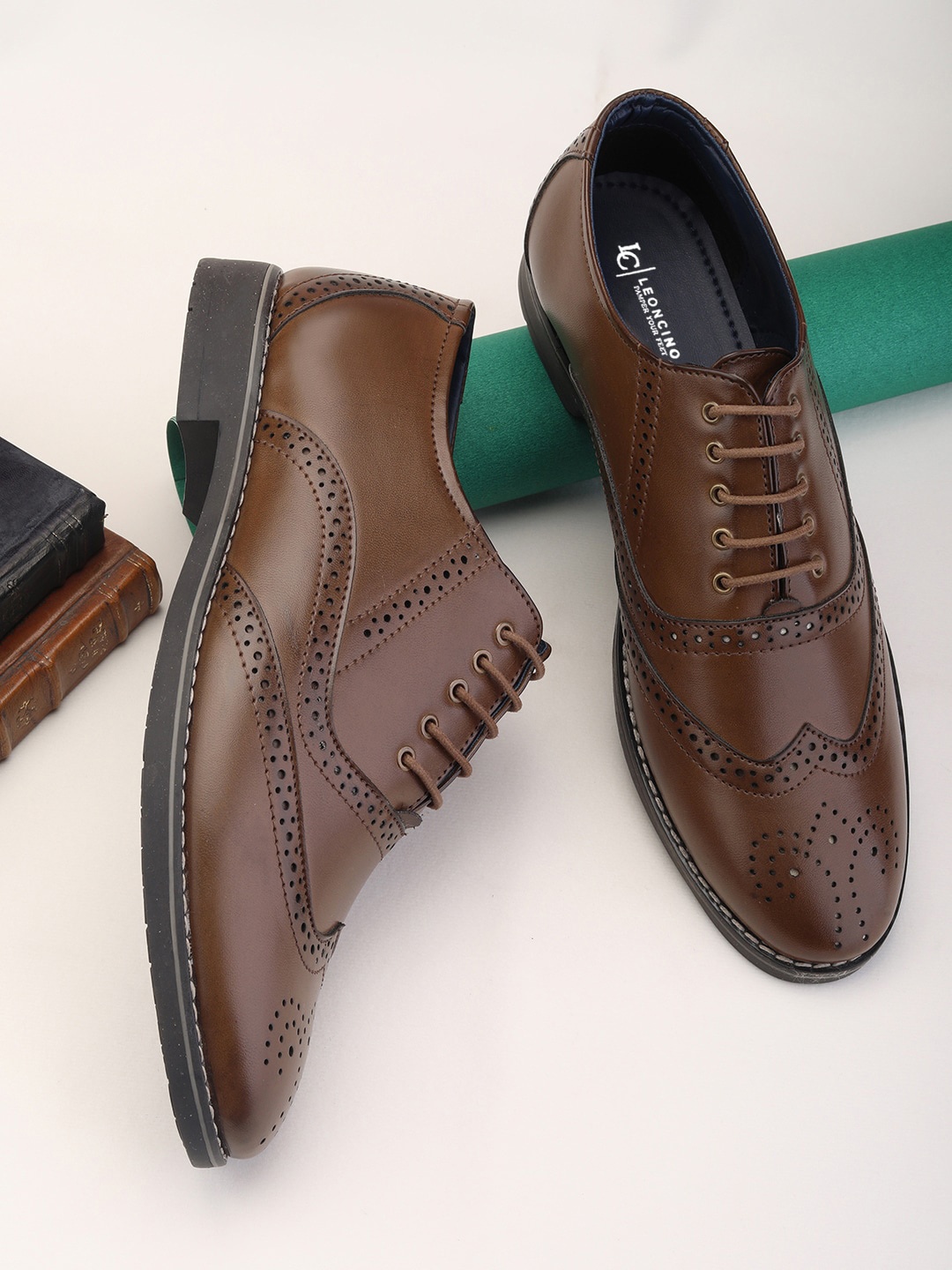 

LEONCINO Men Textured Round Toe Formal Brogues, Brown