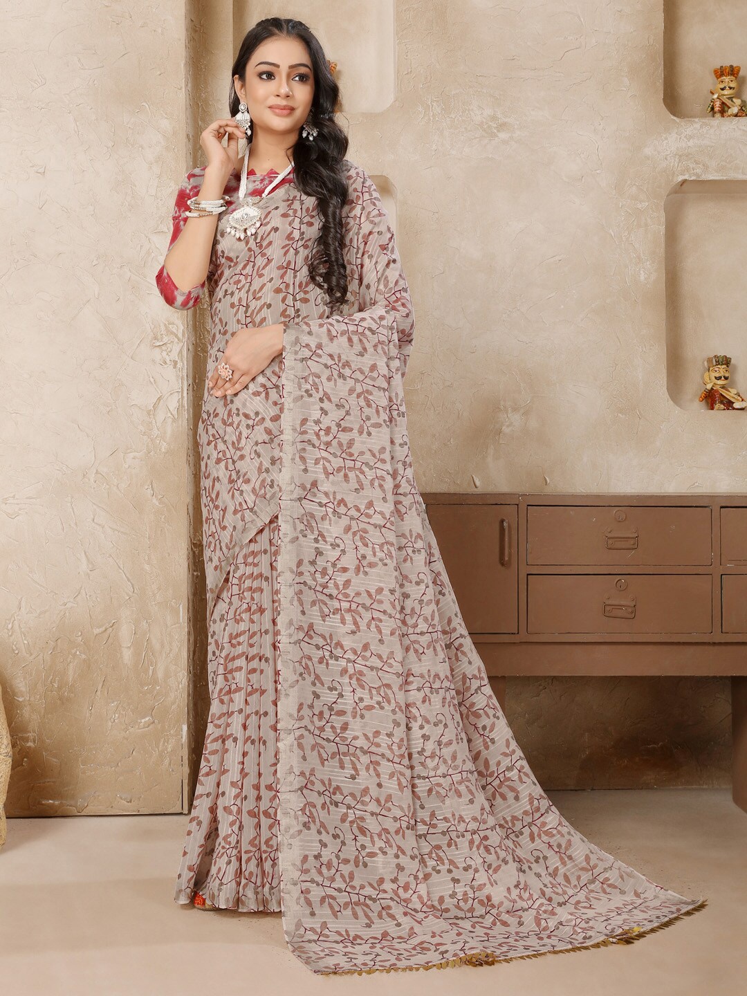 

Mitera Off White & Brown Floral Printed Zari Bagh Saree