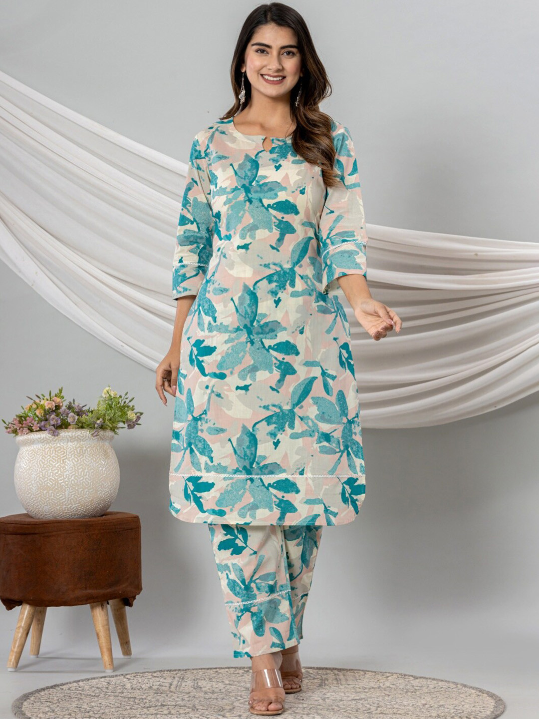 

VEDANA Floral Printed Regular Pure Cotton Kurta with Palazzo, Turquoise blue