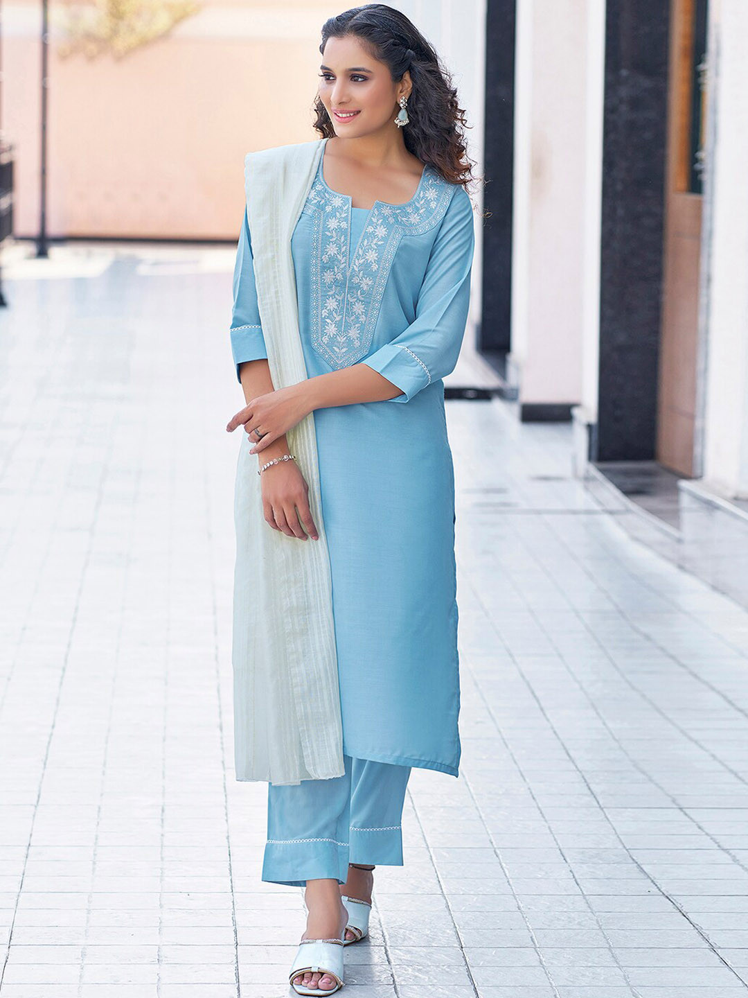 

SKYLEE Blue Floral Embroidered Regular Gotta Patti Kurta with Trousers & Dupatta, Turquoise blue