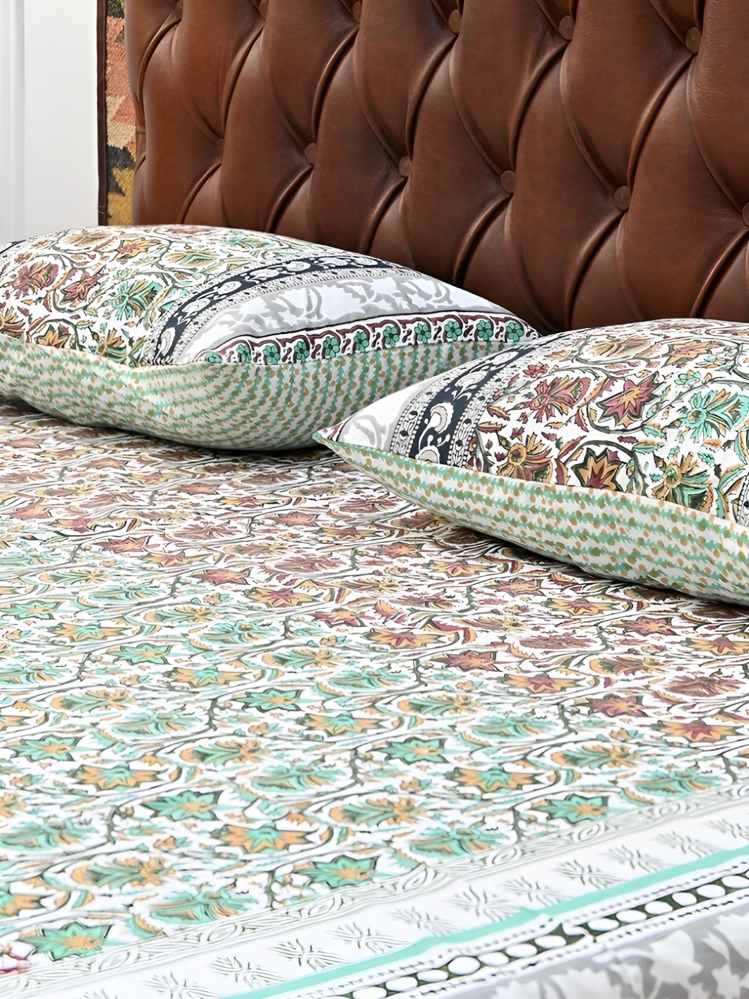 

Art Avenue Green & White Geometric Cotton 120 TC Queen Bedsheet with 2 Pillow Covers