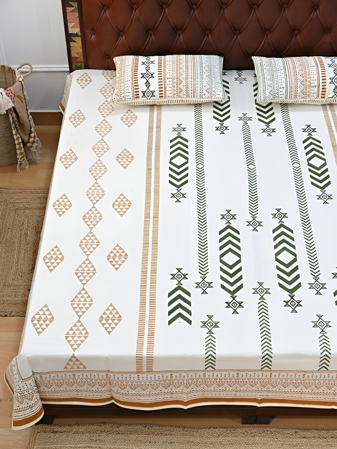 

Art Avenue White & Green Geometric Cotton 120 TC Queen Bedsheet with 2 Pillow Covers