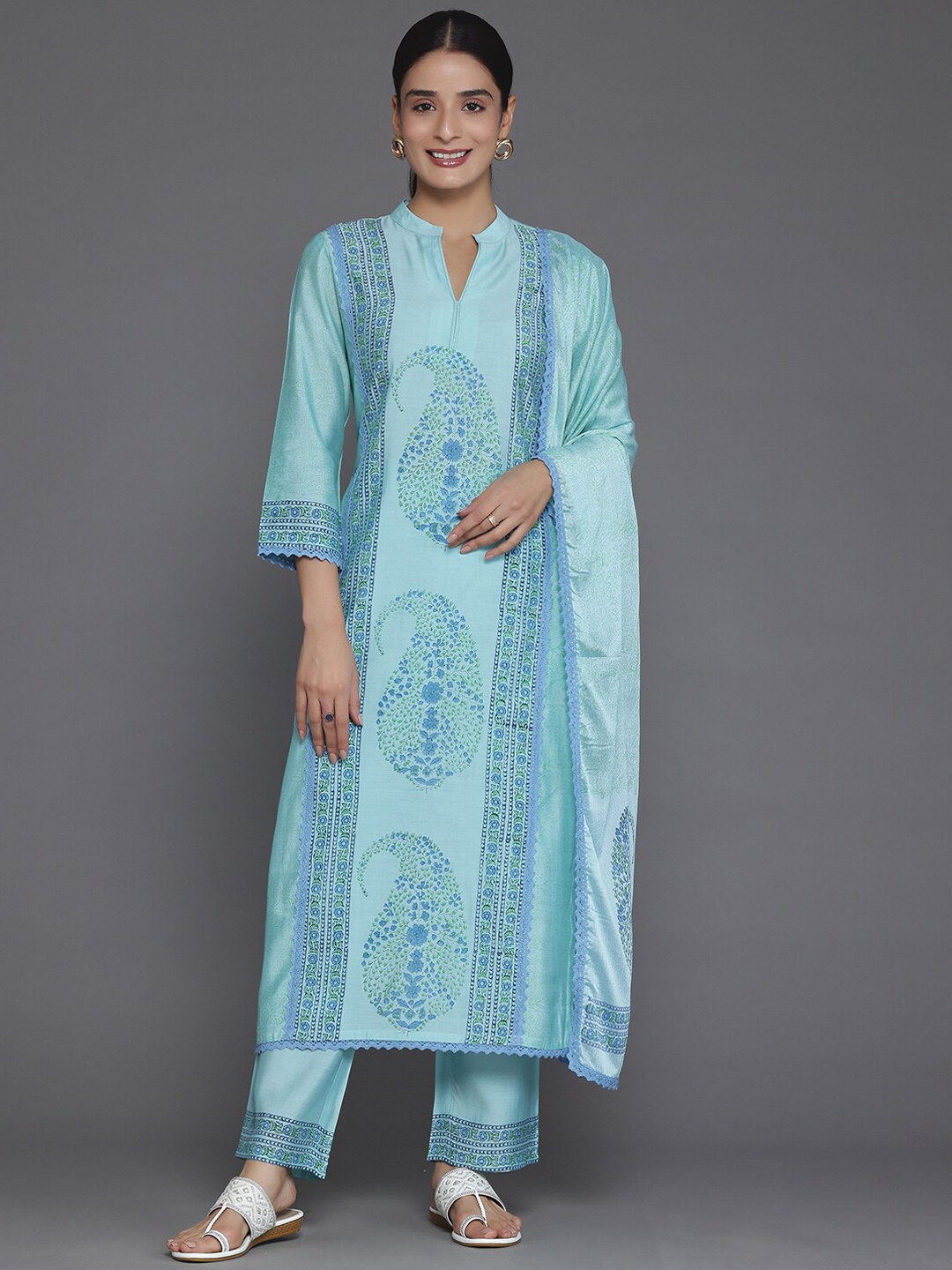 

Libas Ethnic Motifs Printed Mandarin Collar Three-Quarter Sleeves Kurta Set, Blue