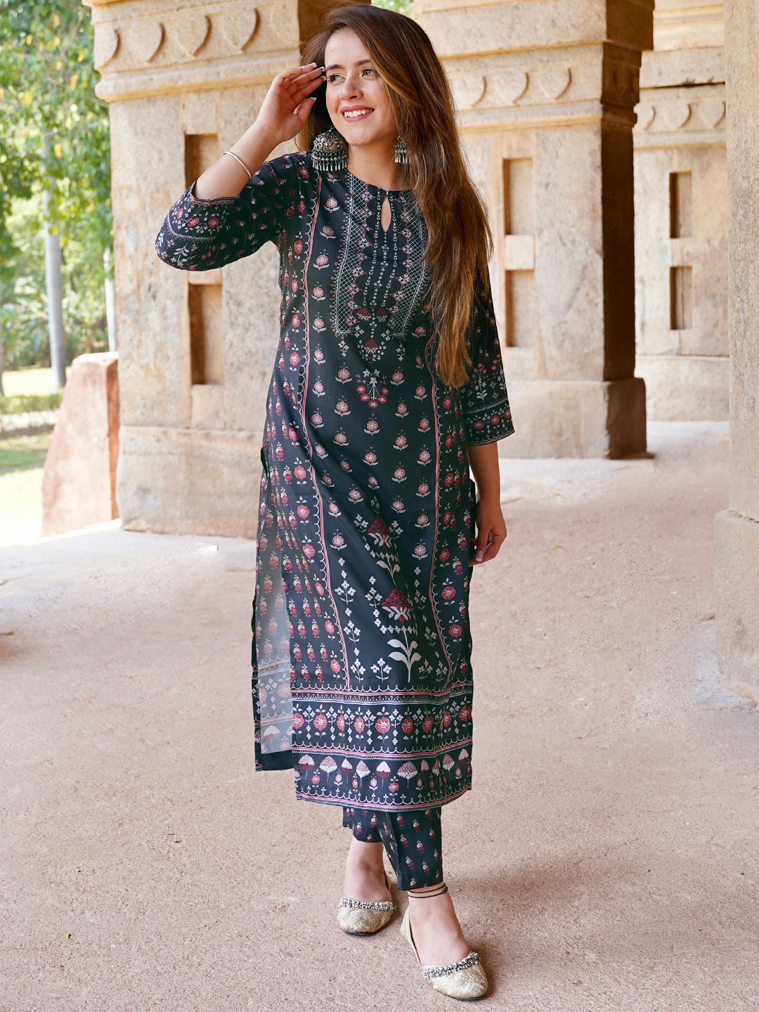 

Libas Floral Printed Regular Kurta with Trousers, Black