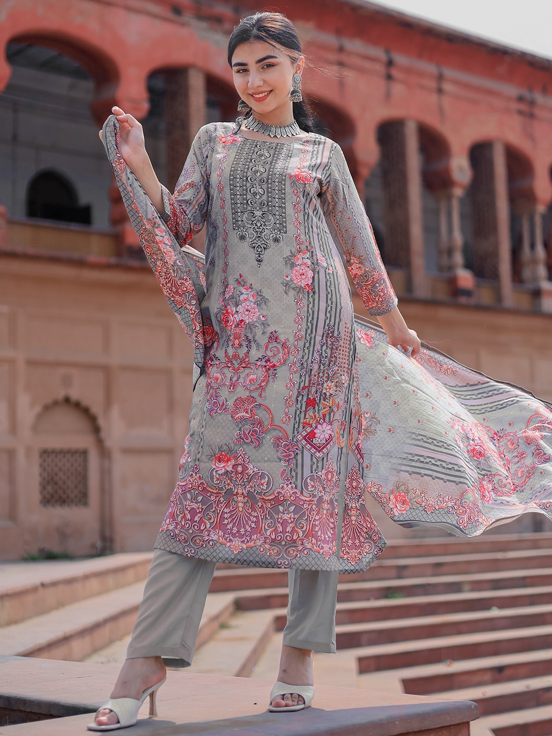 

Libas Women Floral Printed Round Neck Regular Kurta With Trousers & Dupatta, Grey