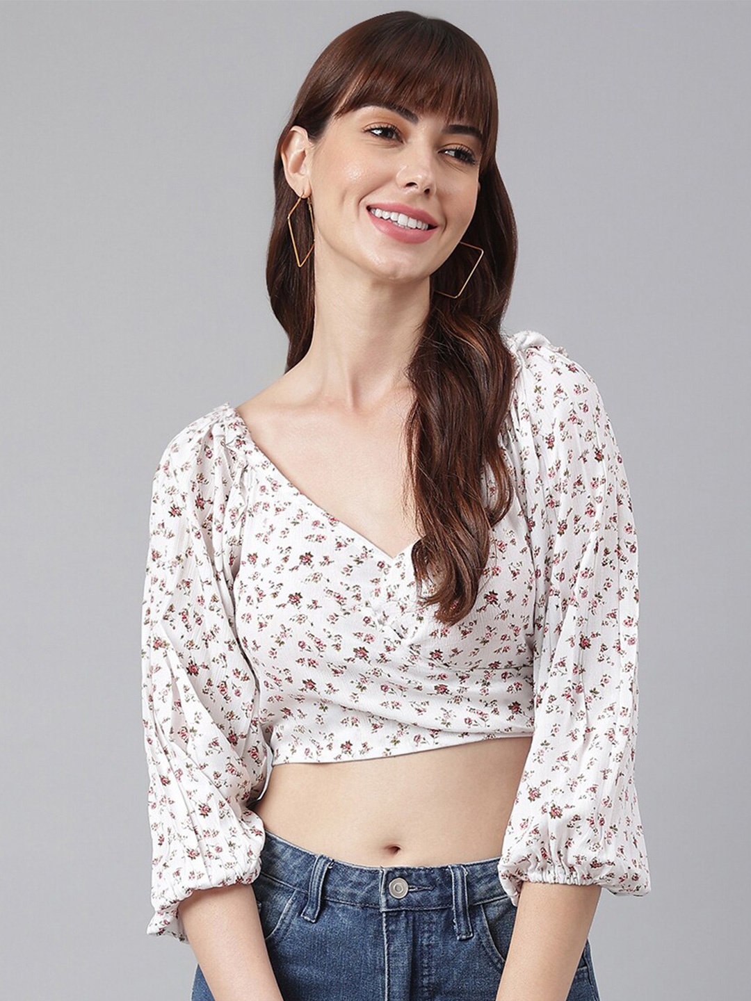 

Chemistry Floral Printed V-Neck Puff Sleeves Smocked Detailed Crop Top, White