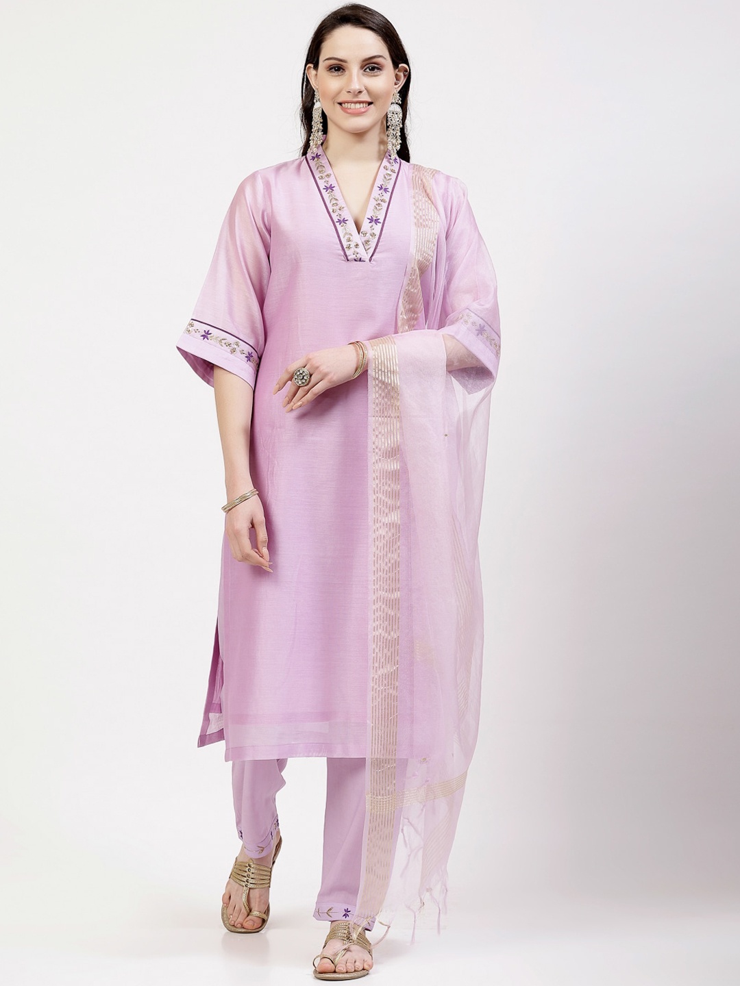 

DART STUDIO V-Neck Thread Work Chanderi Silk Kurta With Trouser, Lavender