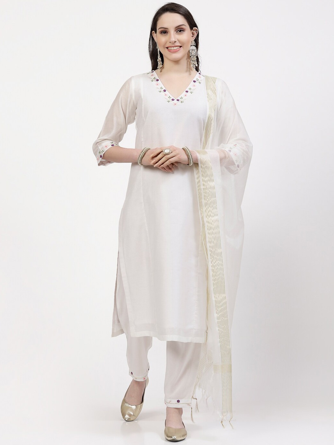 

DART STUDIO V-Neck Thread Work Chanderi Silk Kurta With Trouser, White