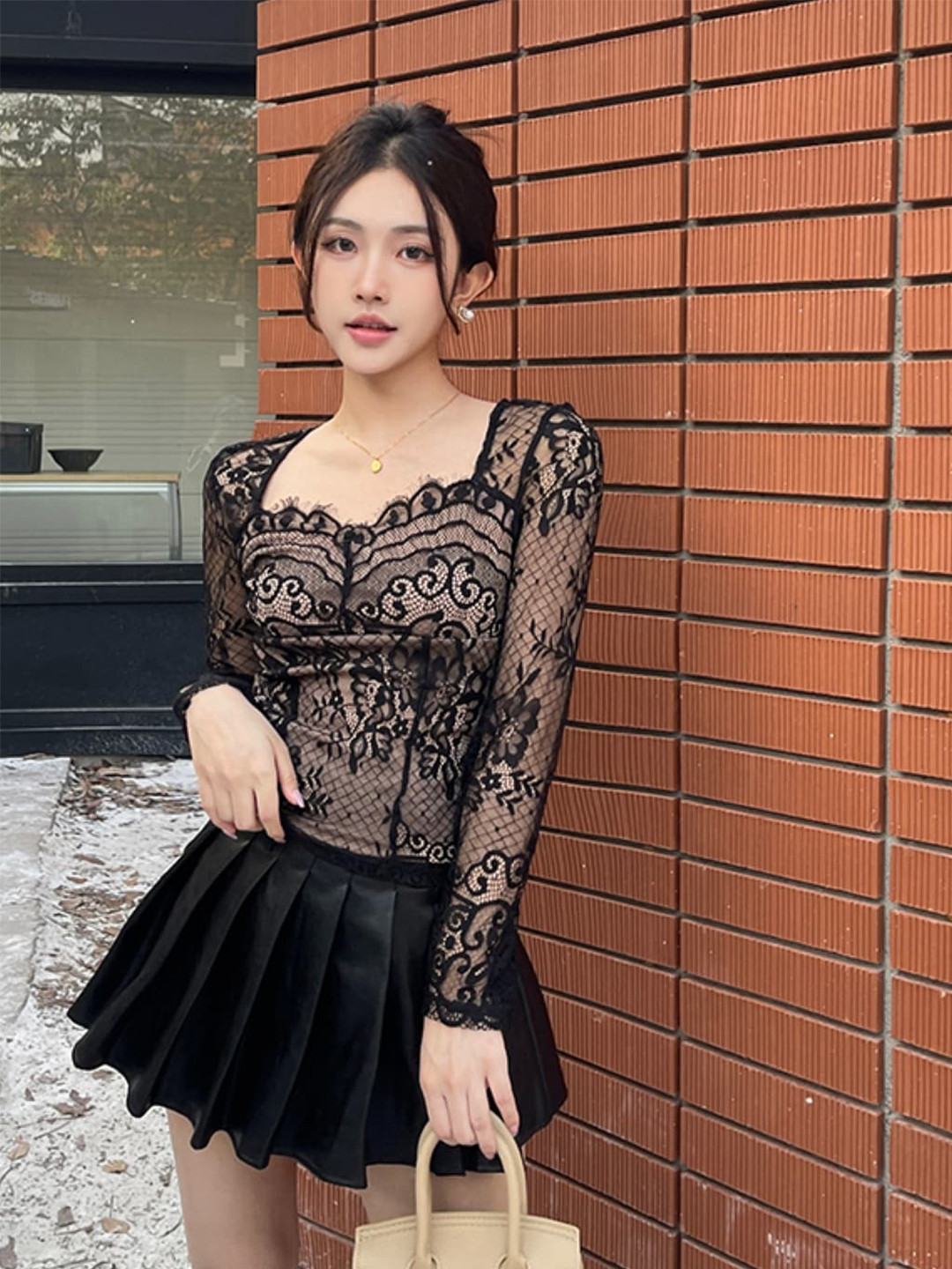 

Stylecast X KPOP Black Floral Print Sweetheart Neck Long Sleeves Regular Top