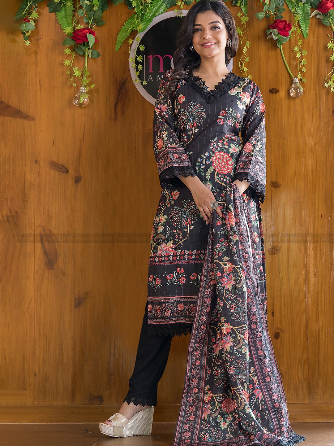

PMD Fashion Floral Embroidered Regular Thread Work Kurta with Salwar & With Dupatta, Black