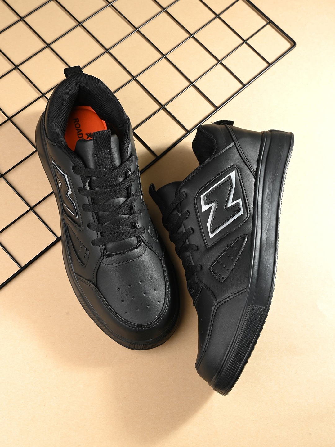 

The Roadster Lifestyle Co. Men Black Comfort Insole Lightweight Lace-Up Sneakers