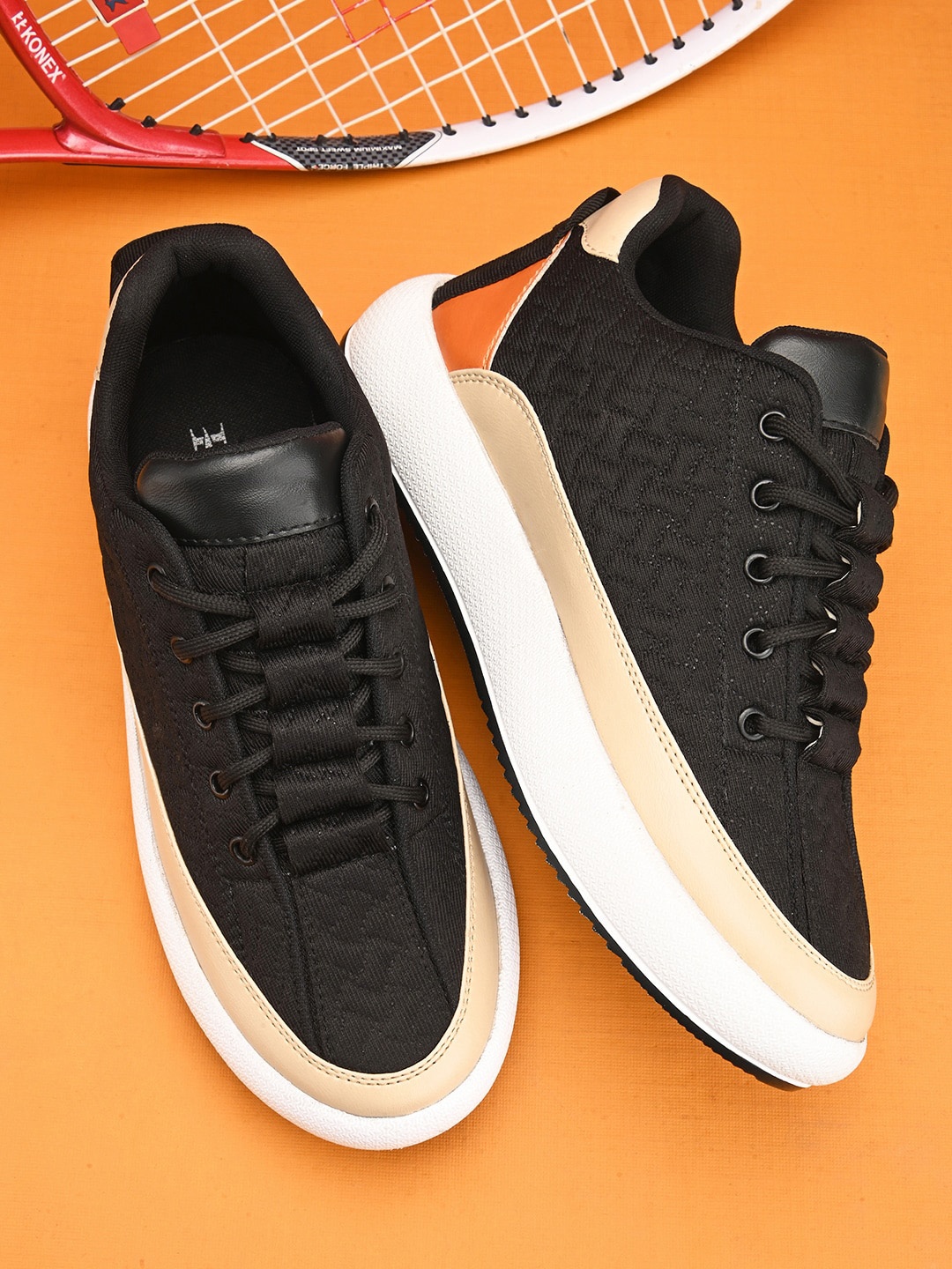 

Bollero Men Textured Lightweight Comfort Insole Contrast Sole Lace-Ups Sneakers, Black