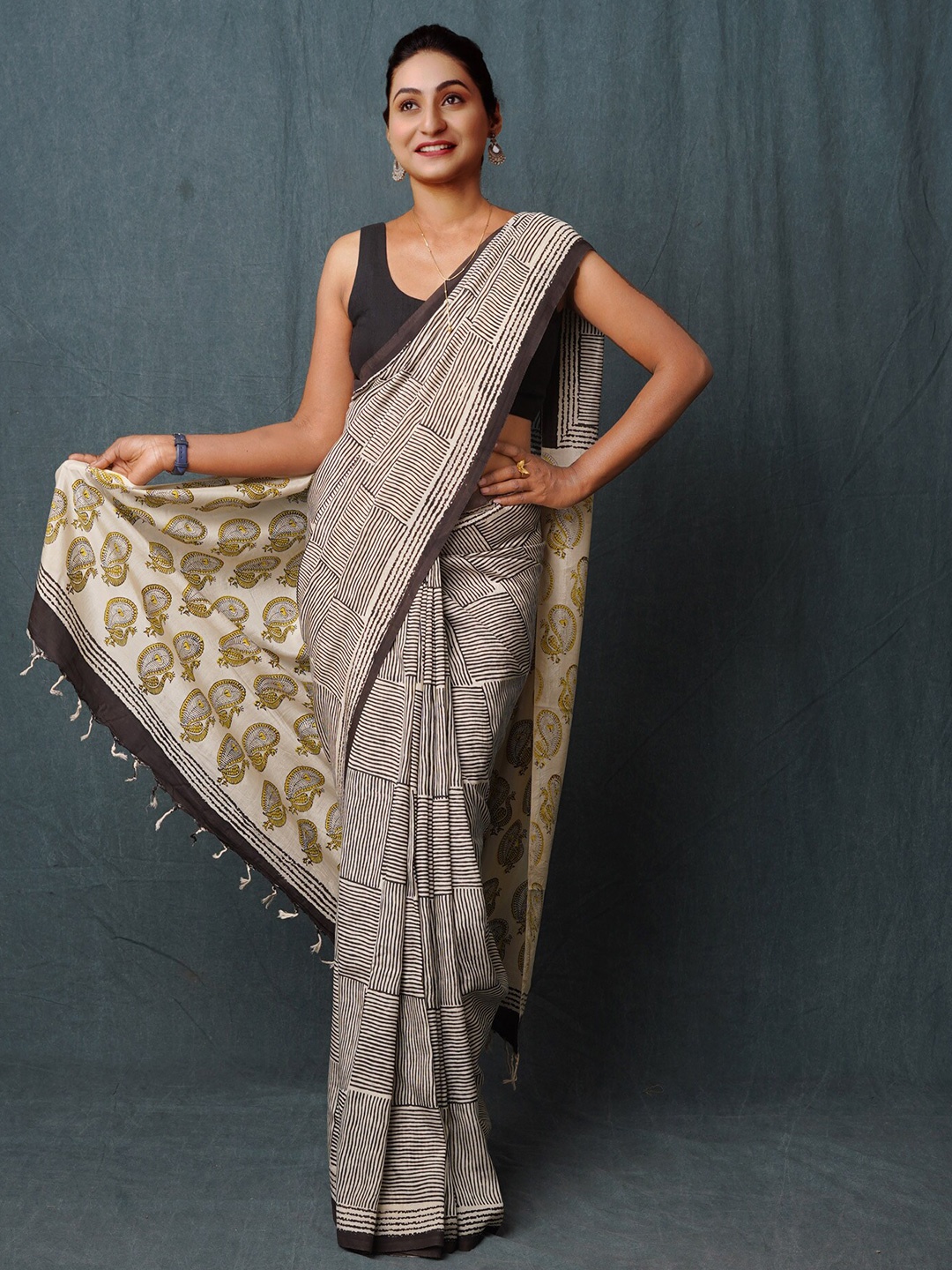 

Unnati Silks Striped Printed Bagru Soft Silk Saree, Cream