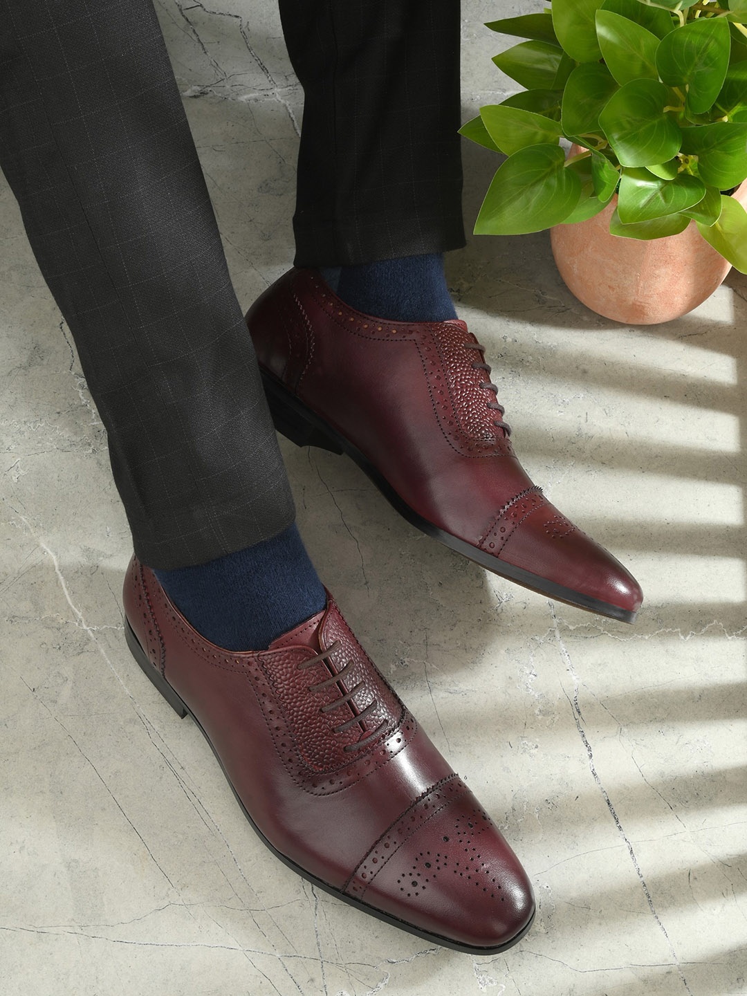 

House of Pataudi Men Textured Pointed Toe Leather Lace-Up Formal Oxfords, Maroon