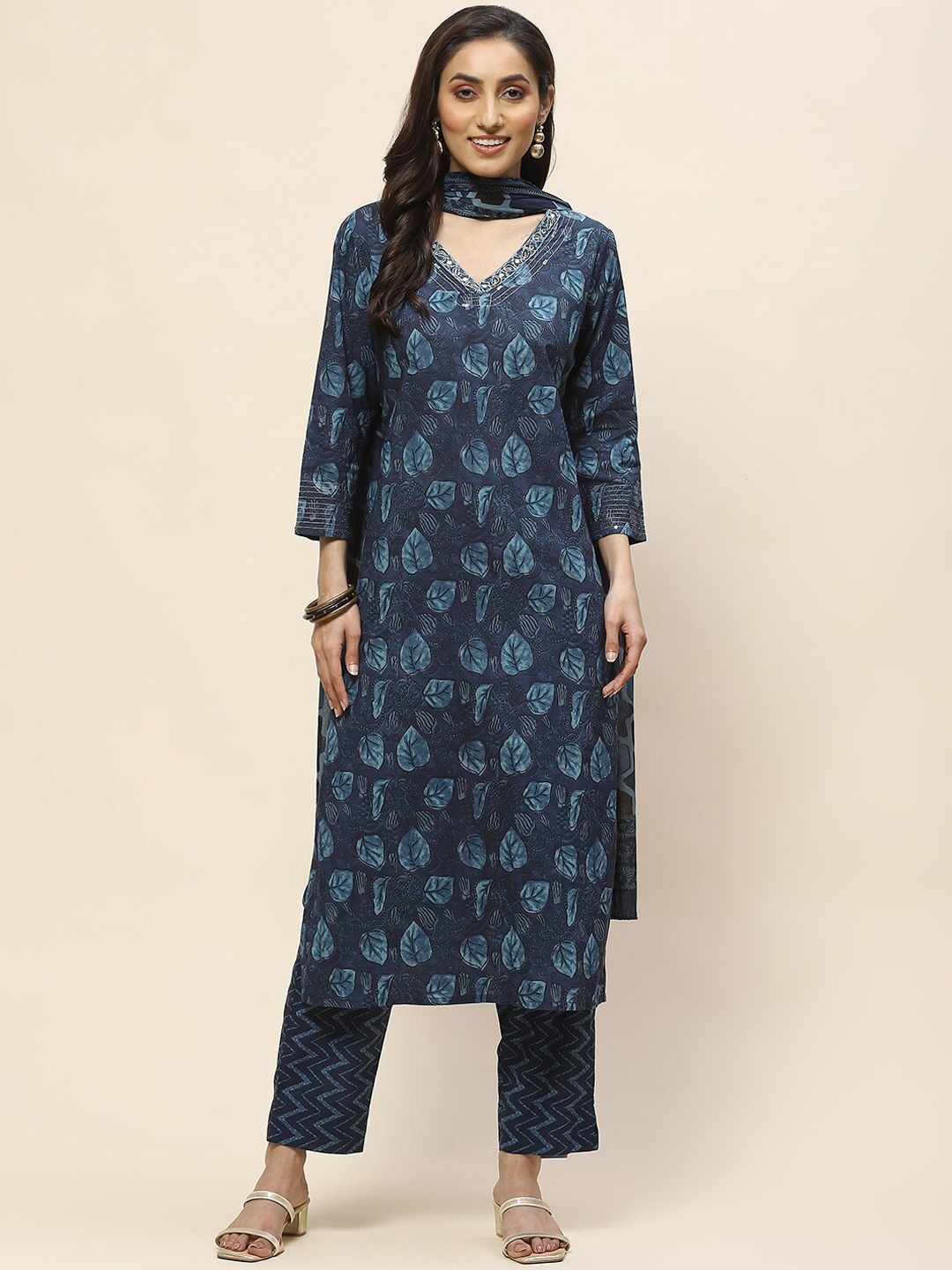 

Meena Bazaar Floral Printed Straight Kurta & Trousers With Dupatta, Navy blue