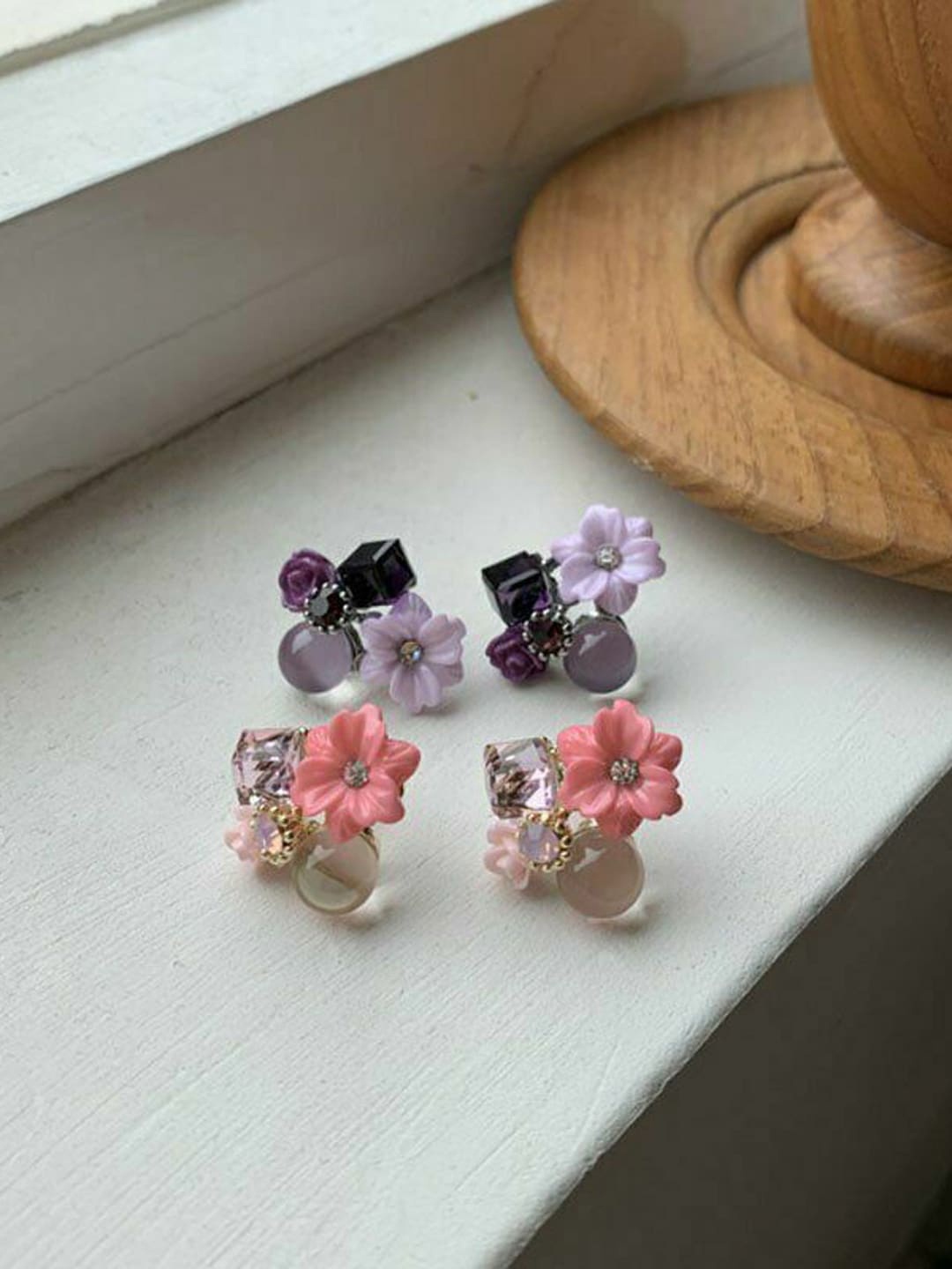 

FIMBUL Pack Of 2 Floral Artificial Stones Studs Earrings, Pink