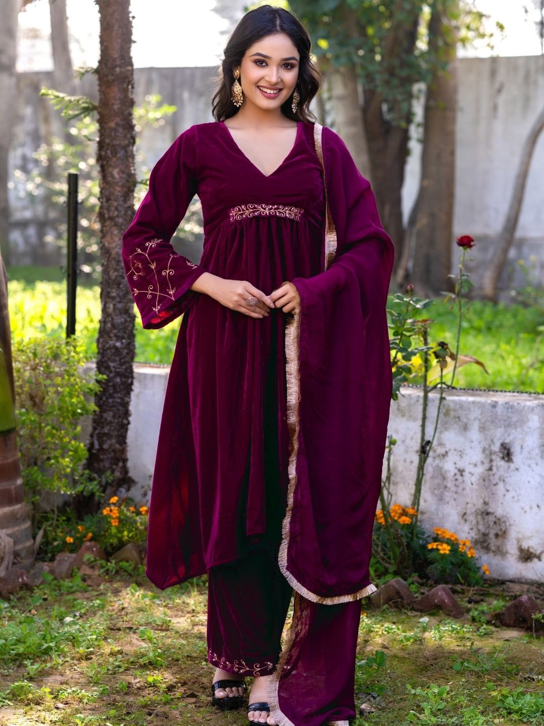 

HOUSE OF JAMOTI Empire Thread Work Velvet A-Line Kurta With Trousers & Dupatta, Burgundy