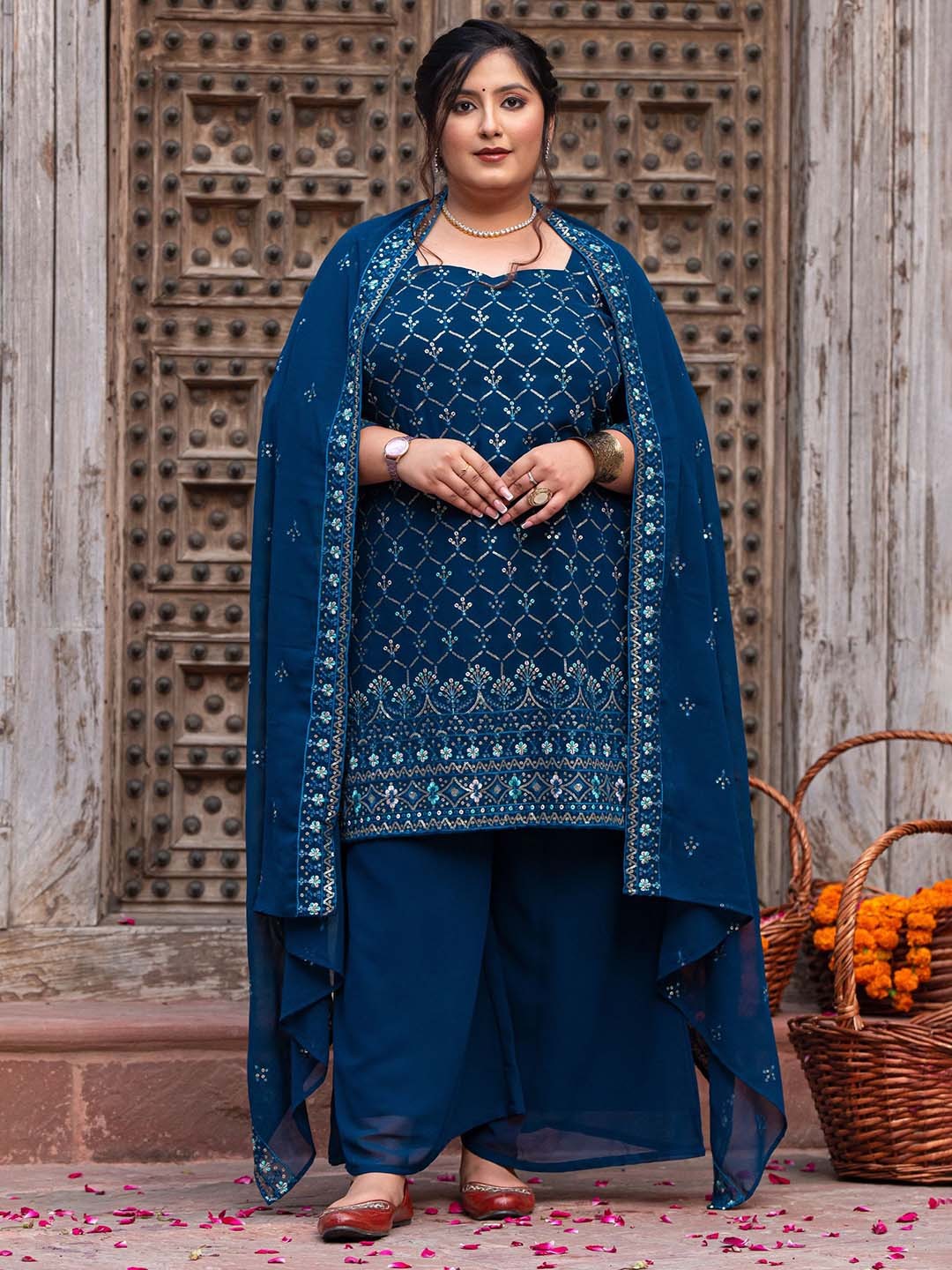 

PrettyPlus by Desinoor.com Women Floral Embroidered Regular Beads and Stones Kurta Set, Teal