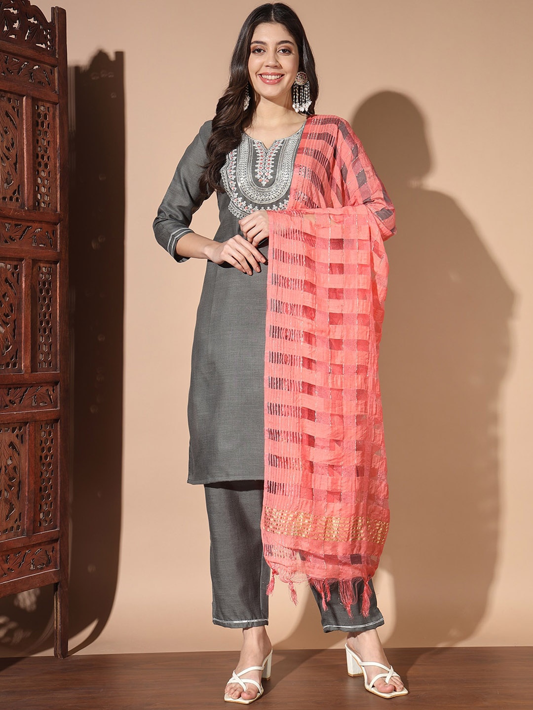 

MORLY Ethnic Motifs Yoke Design Thread Work Straight Kurta Set, Grey