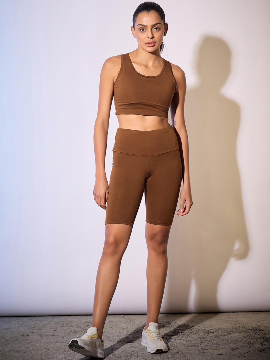 

COLOR CAPITAL Women Slim-Fit Antimicrobial Above Knee Gym Tights, Brown