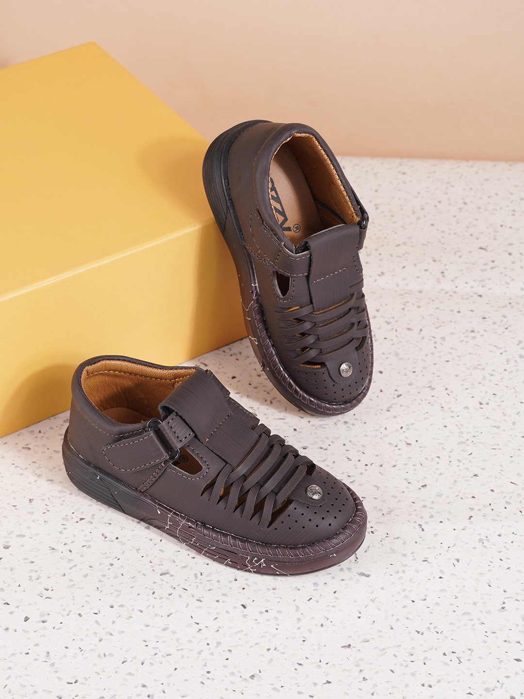 

Jazzy Juniors Boys Shoe-Style Sandals, Brown