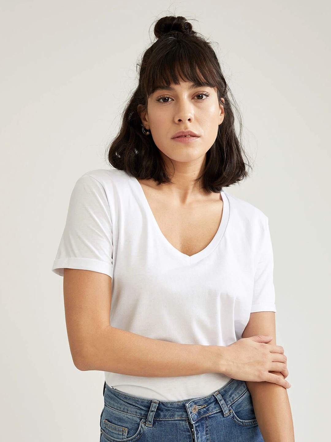 

COLOR CAPITAL Relaxed fit V-Neck Short Sleeve Top, White