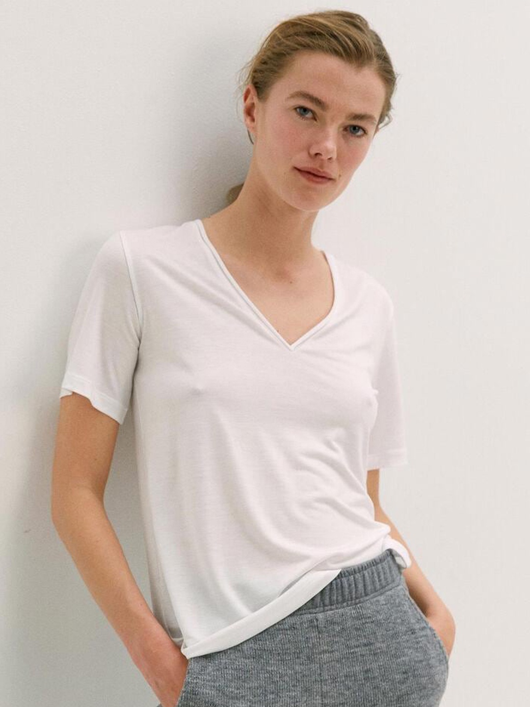 

COLOR CAPITAL Pack of 2 V-Neck T-shirts, White