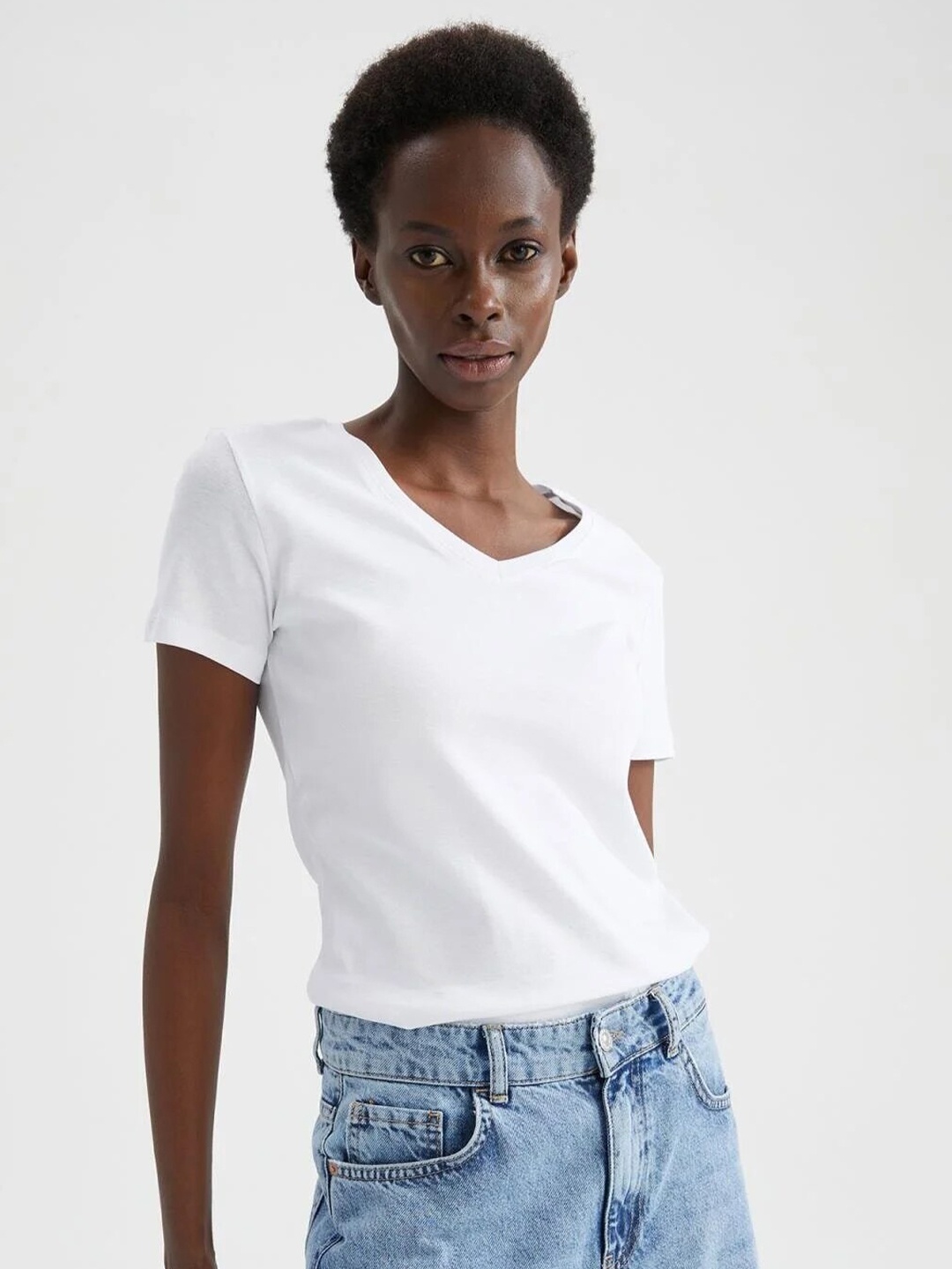

COLOR CAPITAL Relaxed Fit V-Neck Casual T-shirt, White