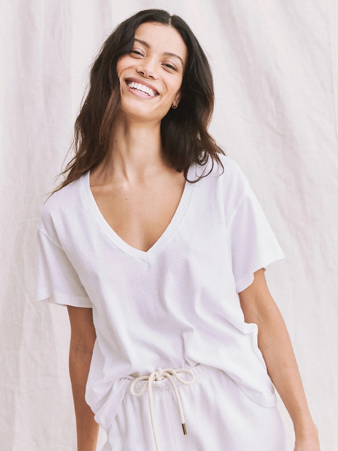 

COLOR CAPITAL V-Neck Short Sleeve Tshirt, White