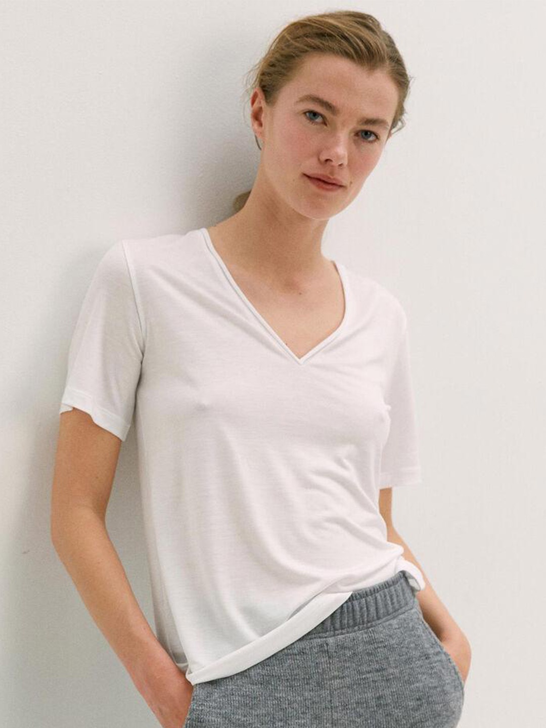 

COLOR CAPITAL Pack of 3 V-Neck T-shirts, White