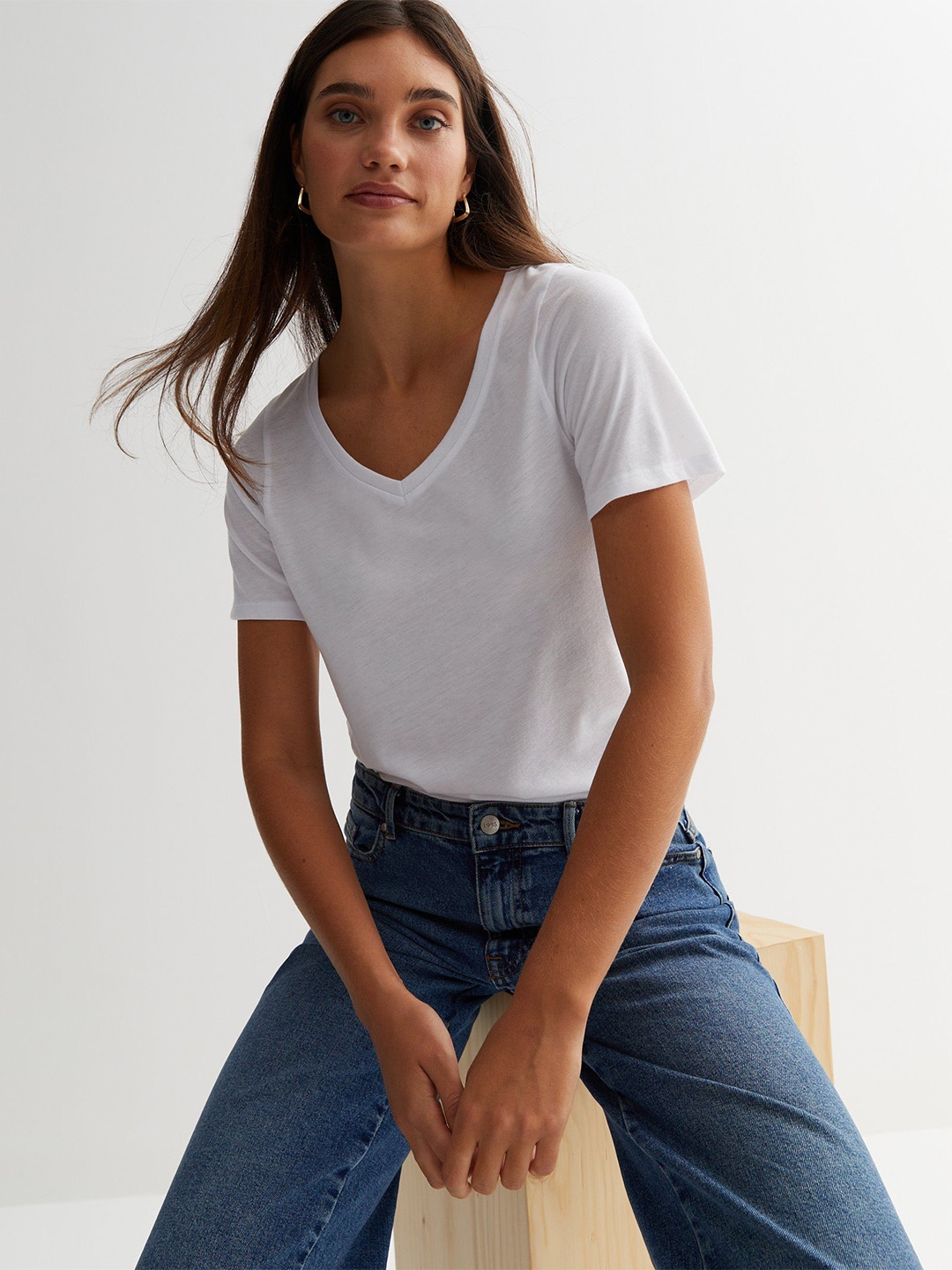 

COLOR CAPITAL V-Neck Short Sleeves T-Shirt, White