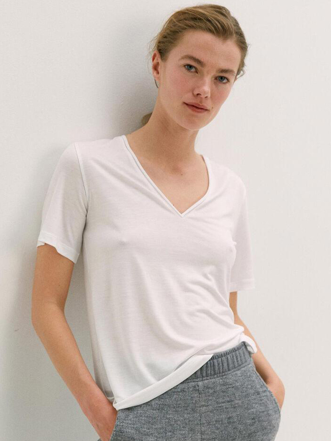 

COLOR CAPITAL V-Neck Short Sleeves Cotton T-Shirt, White