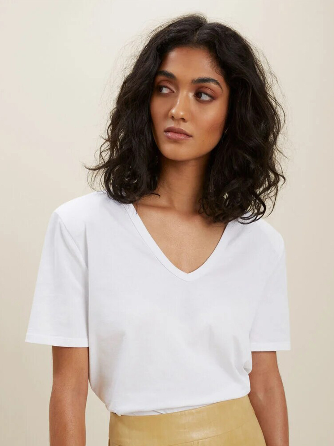 

COLOR CAPITAL V-Neck Short Sleeves T-Shirt, White