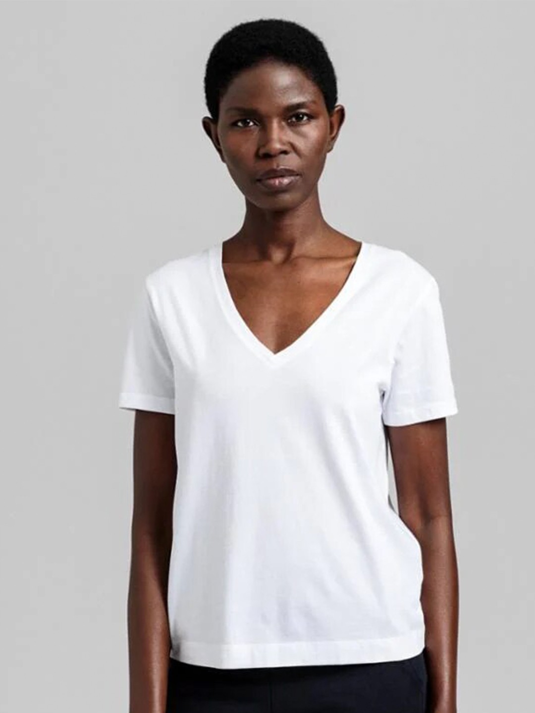 

COLOR CAPITAL V-Neck Short Sleeves Realaxed Fit T-Shirt, White