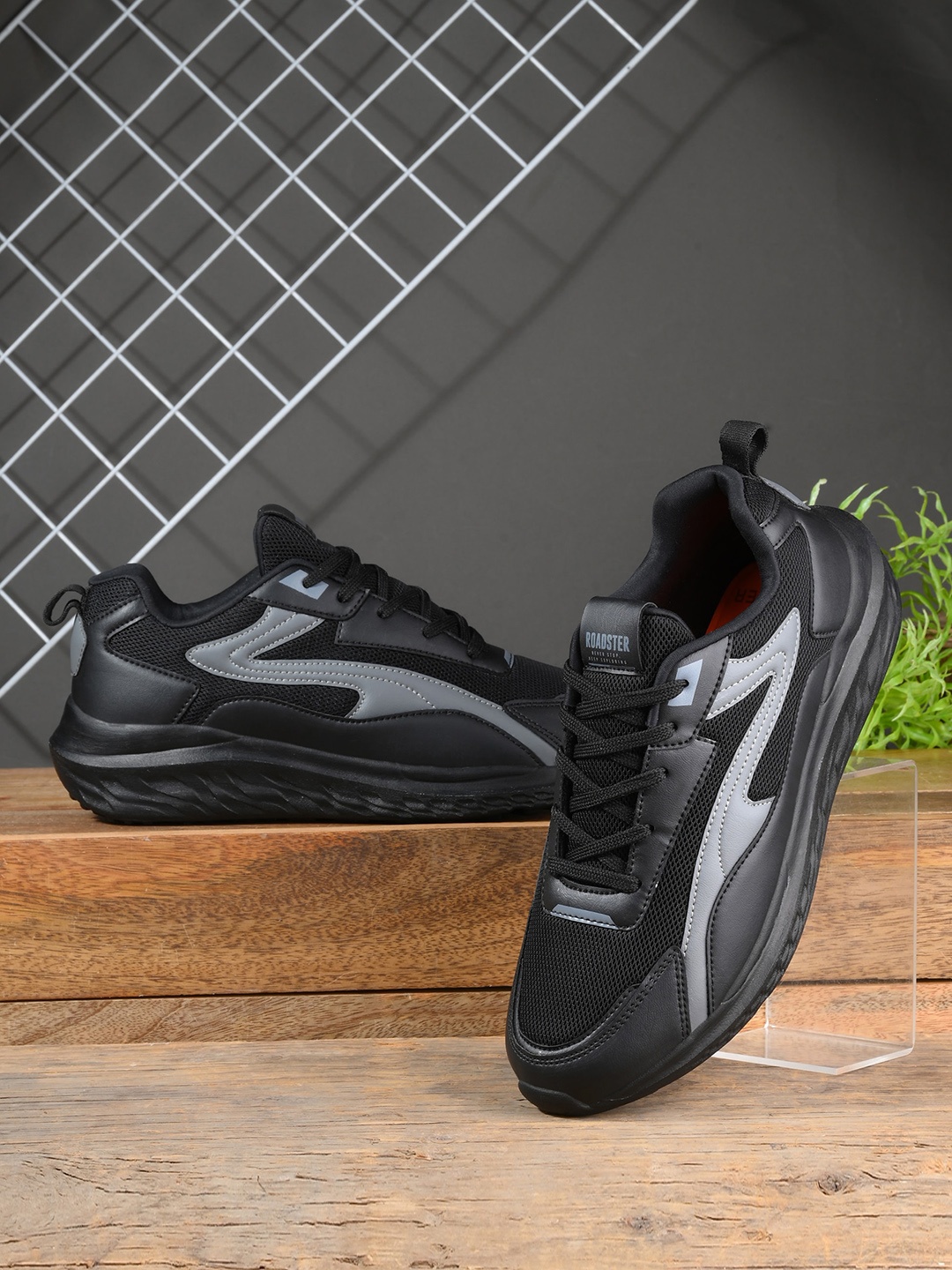 

The Roadster Lifestyle Co. Men Black Textured Comfort Insole Lace-Up Sneakers