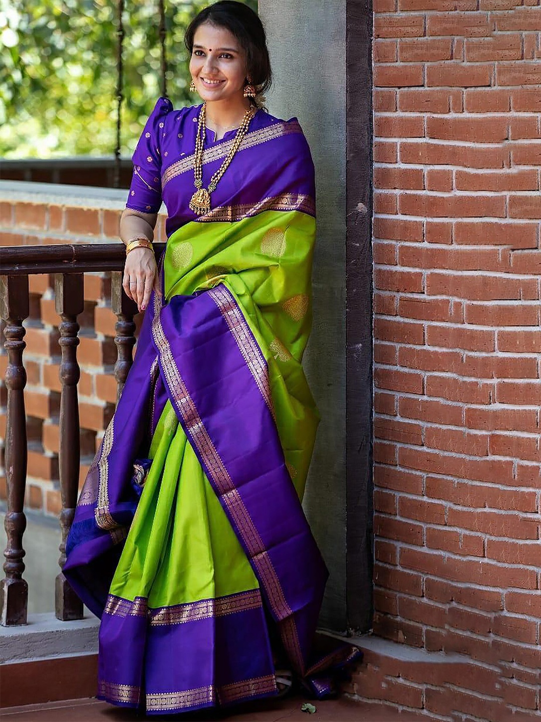 

BerMondsey Ethnic Motifs Woven Design Zari Banarasi Saree, Green