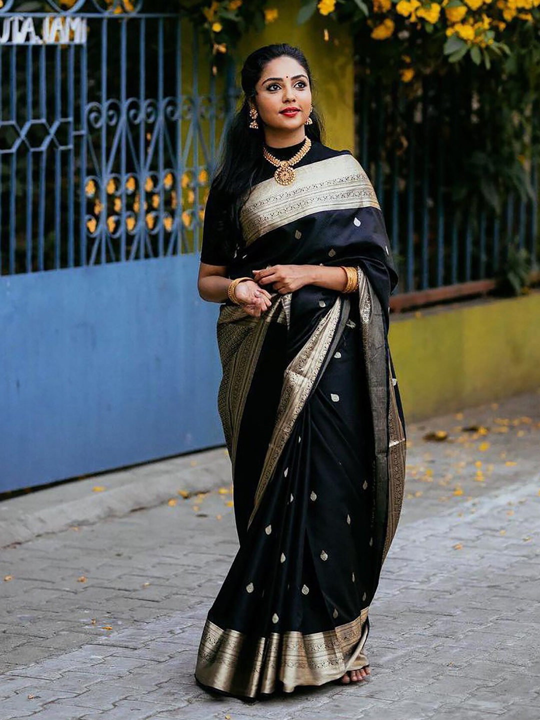 

BerMondsey Ethnic Motifs Woven Design Zari Designer Banarasi Saree, Black