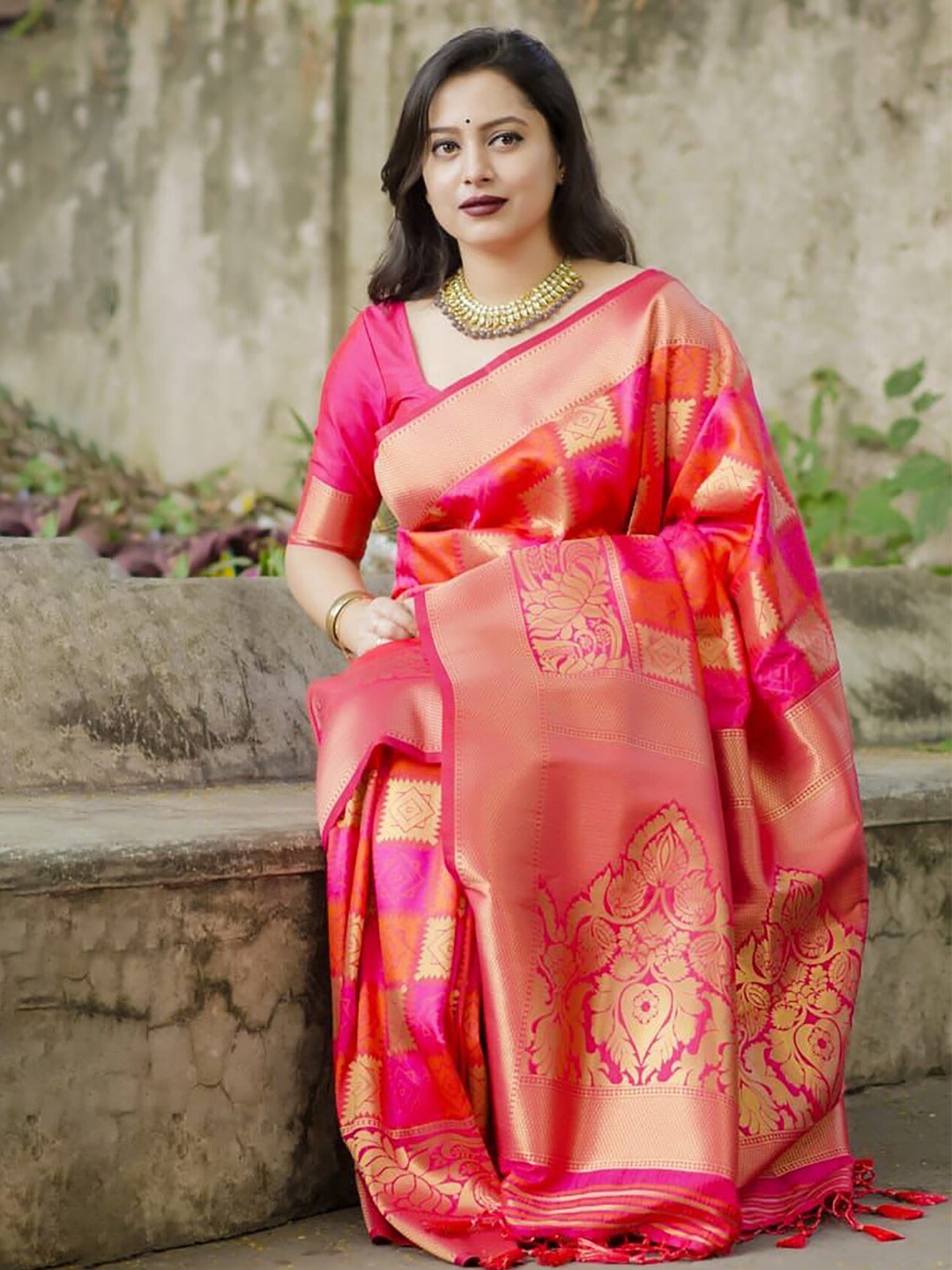 

BerMondsey Ethnic Motifs Woven Design Zari Banarasi Saree, Pink