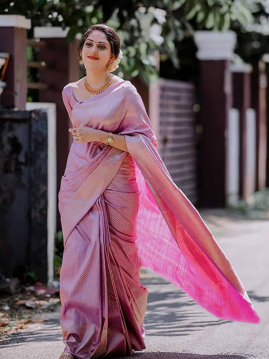 

BerMondsey Ethnic Motifs Woven Design Zari Banarasi Designer Saree, Pink