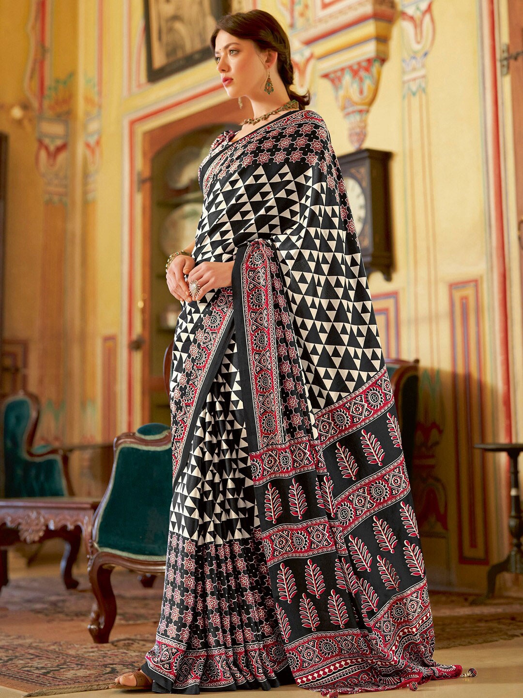 

Saree mall Printed Pure Crepe Bagru Sarees, Black