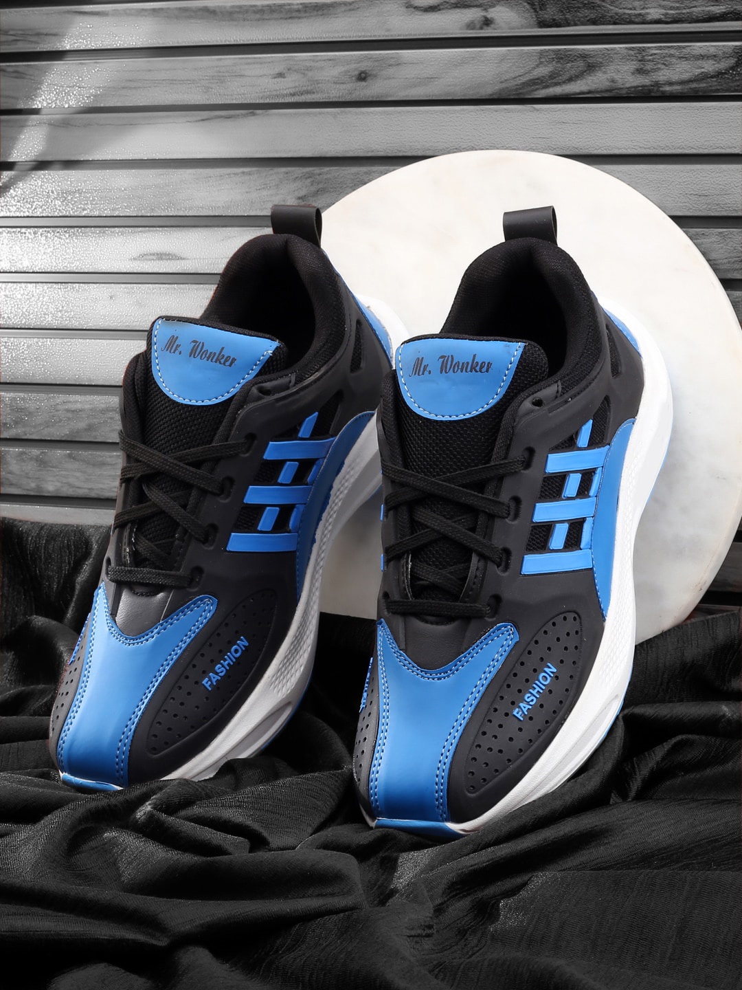 

mr.wonker Men Colourblocked Comfort Insole Contrast Sole Waterproof Lining Sneakers, Black