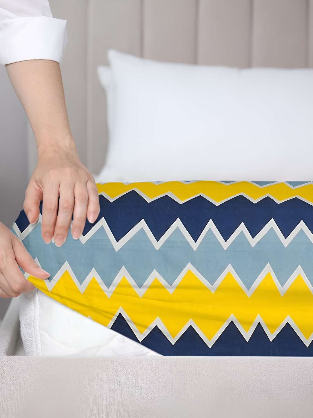 

bsb home Yellow Printed 180 TC Microfiber Fitted Queen Bedsheet With 2 Pillow Covers