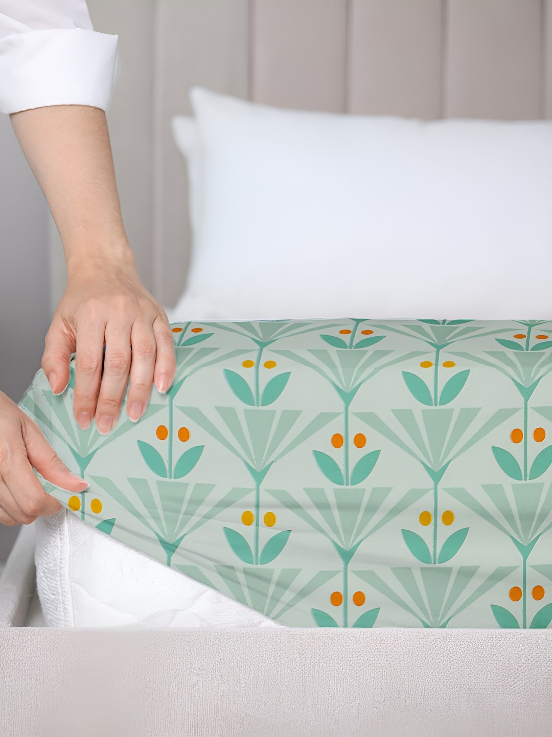 

bsb home Green & Orange 180 TC Fitted Queen Bedsheet With 2 Pillow Covers
