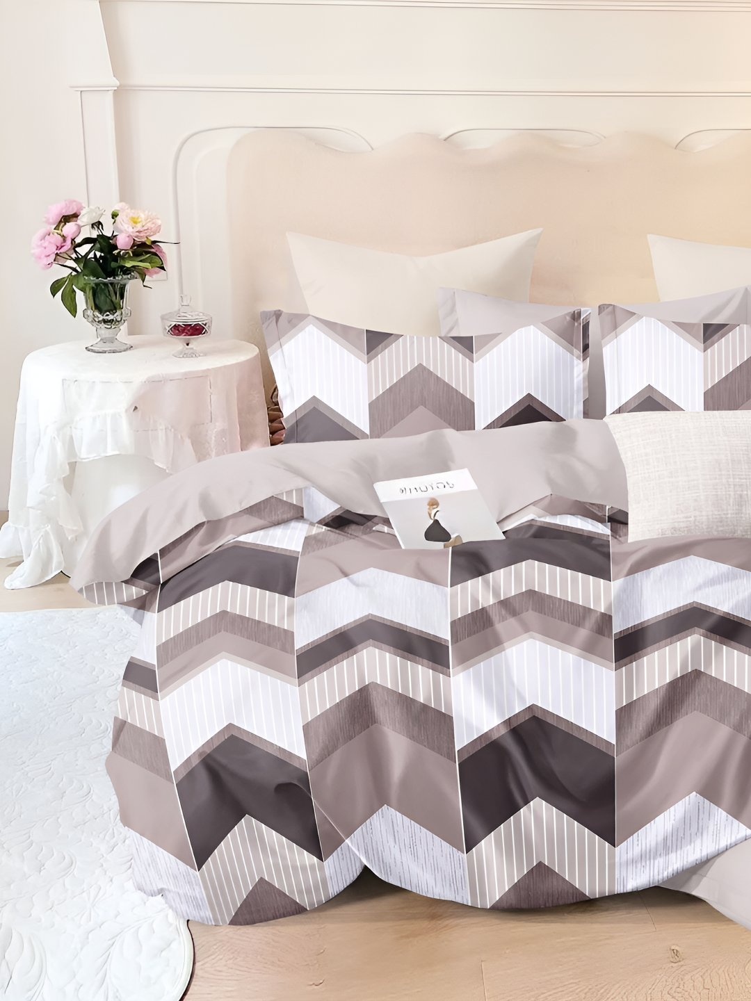 

Bajo's White & Brown Geometric 300 TC Cotton Queen Bedsheet with 2 Pillow Covers