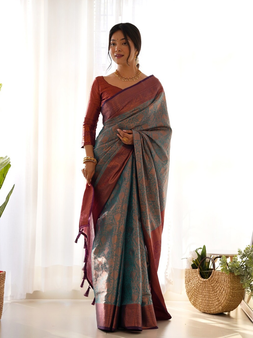 

Kandora Woven Design Zari Pure Silk Banarasi Saree, Green