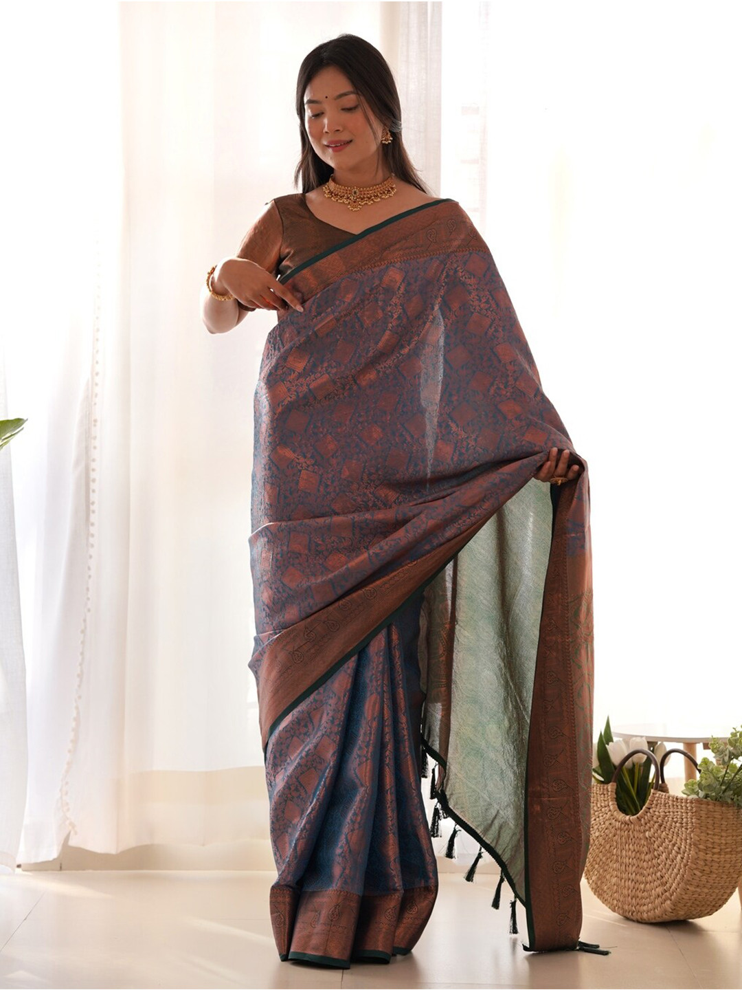 

Kandora Woven Design Zari Pure Silk Heavy Work Banarasi Saree, Pink