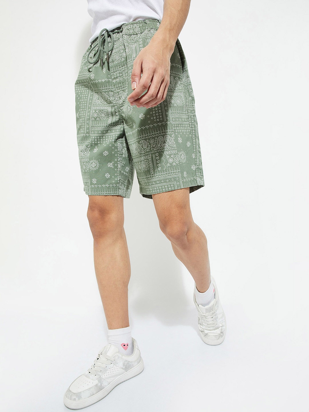 

max URB_N Men Floral Printed Mid-Rise Pure Cotton Shorts, Green