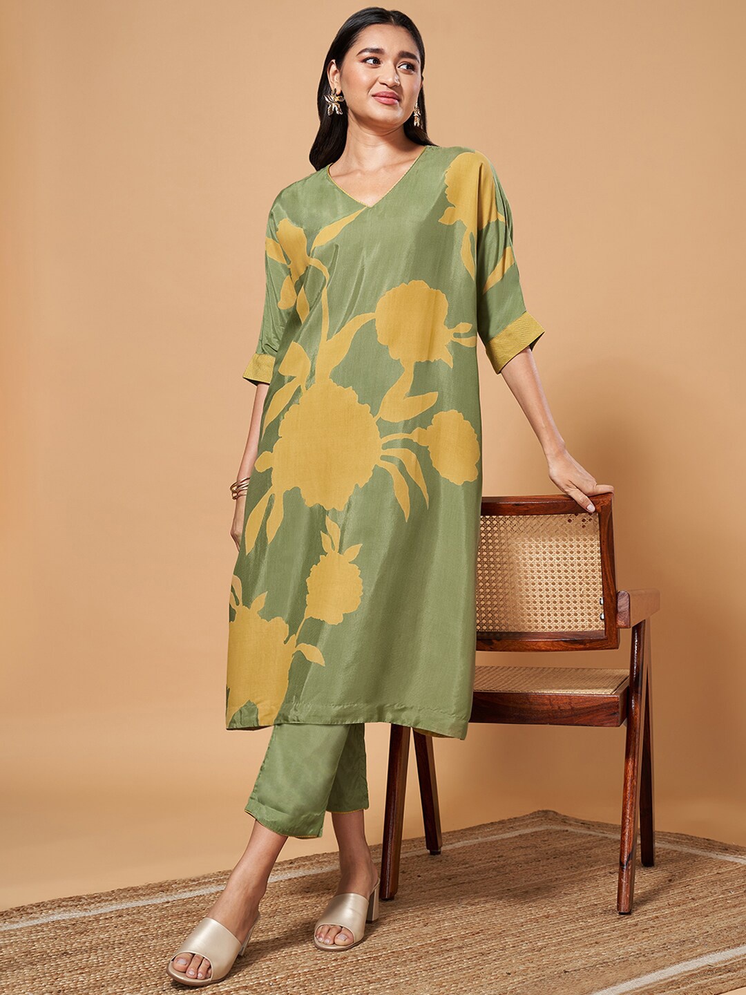 

Marigold Lane Floral Printed Straight Kurta With Trouser, Green