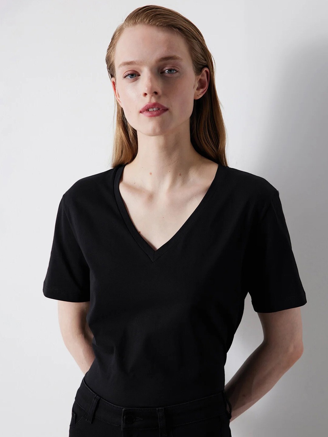 

COLOR CAPITAL V-Neck Short Sleeves Relaxed Fit T-shirt, Black