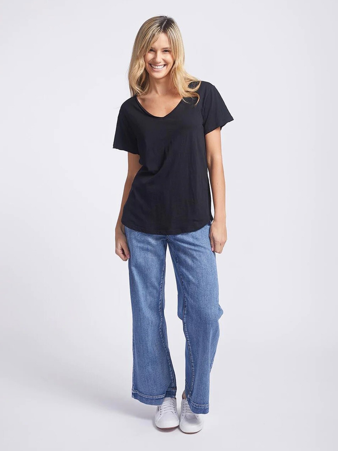 

COLOR CAPITAL V-Neck Short Sleeves Top, Black